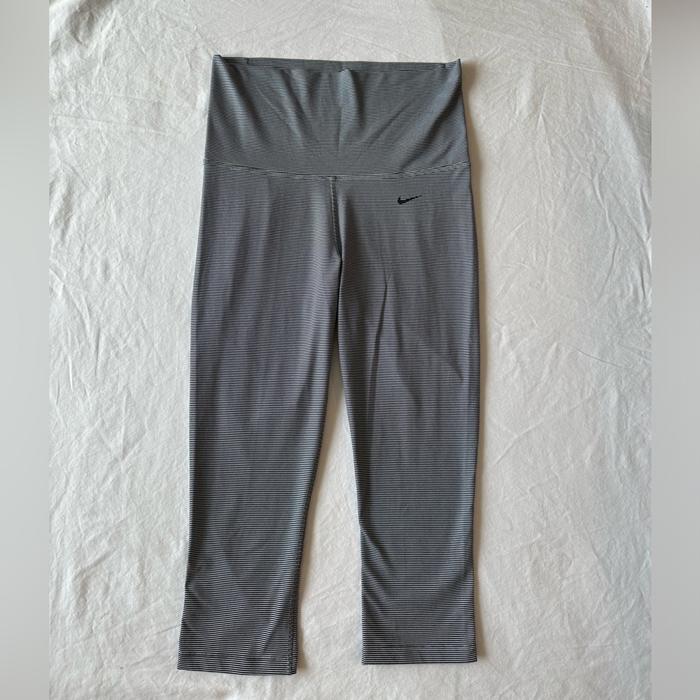 Nike Dry Fit Stripped Capri Leggings Size M
